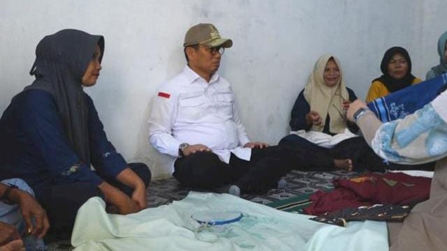 Penjabat Gubernur Gorontalo Hamka Hendra Noer saat melihat langsung proses penyulaman karawo bersama Ketua Dekranasda Provinsi Gorontalo Gamaria Purnamawati Monoarfa di Desa Talumelito, Kecamatan Telaga Biru, Kabupaten Gorontalo, Rabu (4/3/2023). 