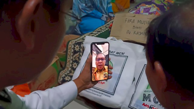 Wali Kota Makassar, Moh Ramdhan Pomanto yang akrab disapa Danny Pomanto saat Video Call dengan Dg Rajab untuk menyampaikan bela sungkawa pasca pohon tumbang yang merebut nyawa anak dan istrinya melayang. 