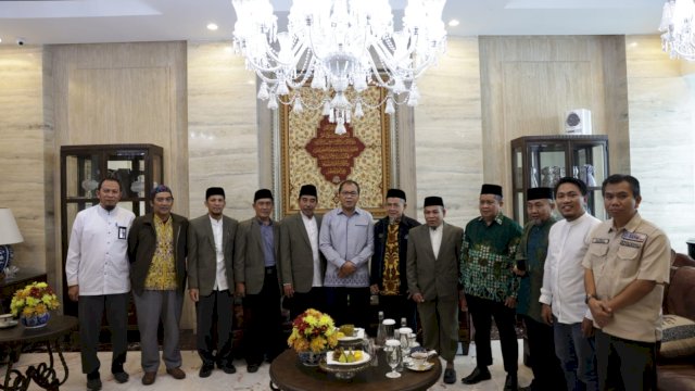 Wali Kota Makassar Moh Ramdhan Pomanto bersama Pengurus Daerah (PD) Muhammadiyah Kota Makassar saat melakukan pertemuan membahas program dakwah umat di lorong-lorong terutama Lorong Wisata (Longwis) di kediamannya, Jl Amirullah, Jumat (6/01/2023).