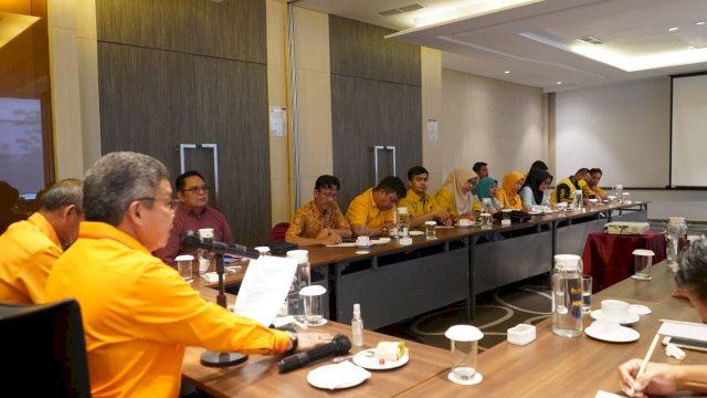 Ketua Ormas MKGR Sulsel Taufan Pawe (TP) saat memimpin rapat pesiapan Kemeriahan HUT MKGR bersama pengurus, di Hotel Novotel Makassar, Minggu (8/1/2023).