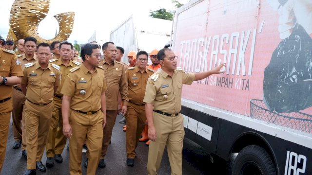 Wali Kota Makassar, Moh. Ramdhan Pomanto saat melakukan inspeksi atau pengecekan kondisi unit mobil Tangkasaki di Centre Point Of Indonesia (CPI), Senin (9/1/2023).