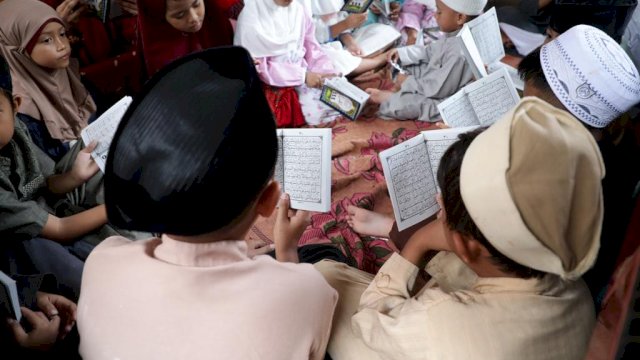 Relawan Mak Ganjar Daerah Kabupaten Gowa, Sulawesi Selatan (Sulsel) memberikan perhatiannya terhadap ibu majelis taklim dan para santri dengan menyalurkan sejumlah buku iqra dan makanan siap saji pada acara "Pengajian Bulanan Ibu-Ibu Majelis Taklim Sholehah dan Santri Taman Pendidikan Al-Qur'an (TPQ) Babussalam" di wilayah Kelurahan Batang Kaluku, Kecamatan Somba Opu, Kabupaten Gowa, Sulsel, Minggu (8/1/2023).