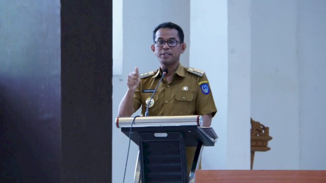 Pj Bupati Takalar, Setiawan Aswad saat Rakor dengan Camat, Kepala Desa dan Lurah se-Kabupaten Takalar di Baruga I Mannindori Kantor Bupati Takalar, Selasa (10/1/2023). 