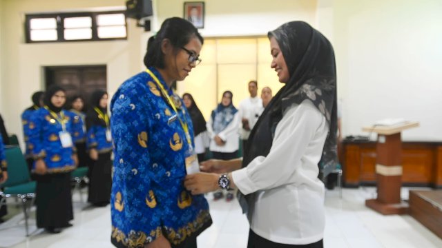 Bupati Luwu Utara (Lutra), Indah Putri Indriani saat menghadiri membuka sekaligus menjadi menjadi narasumber pada pelatihan dasar (Latsar) CPNS angkatan I dan II pemerintah Kabupaten Luwu Utata dengan Badan Pengenmbangan Sumber Daya Manusia Provinsi Sulawesi Selatan di Kampus II BPSDM provinsi Sulawesi Selatan Rabu (11/01/2023).