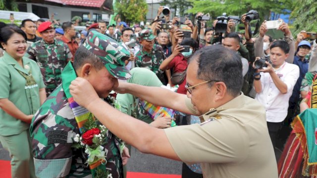 Wali Kota Makassar Moh. Ramdhan Pomanto menyambut kunjungan Kepala Staf TNI Angkatan Darat (KSAD) Jenderal TNI Dudung Abdurachman, di Balai Kota Makassar, Rabu (11/1/2023).