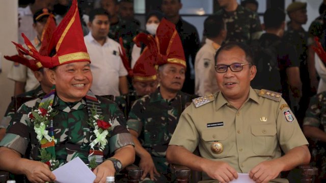 Kepala Staf TNI Angkatan Darat (KSAD) Jenderal TNI Dudung Abdurachman (kiri) dan memuji Wali Kota Makassar, Moh Ramdhan Pomanto di Balaikota Makassar, Rabu (11/1/2023).