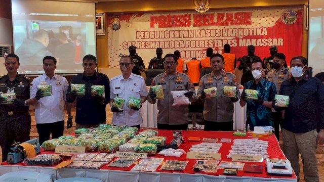 Satuan Narkoba Polrestabes Makassar saat menggelar press converence di Mapolrestabes Makassar, terkait kasus narkoba dengan berat 43 kg serta menangkap 4 tersangka. (foto: Abatanews) 