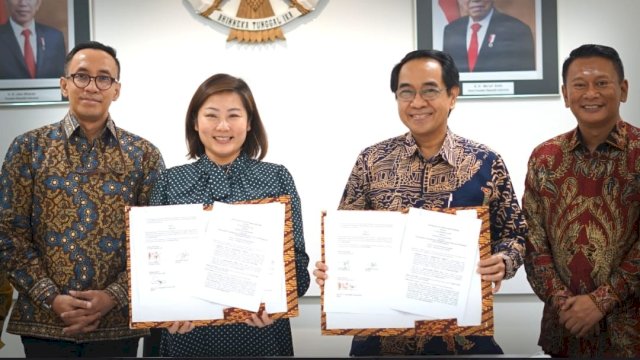 CEO PT Vale Indonesia Tbk (PT Vale) Febriany Eddy bersama Rektor Unhas Jamaluddin Jompa meneken perjanjian kerja sama di bidang pendidikan, pelatihan, penelitian serta pengembangan dan pengabdian masyarakat. Penandatanganan berlangsung di kantor Vale, di Jakarta, Rabu (11/01/2023).