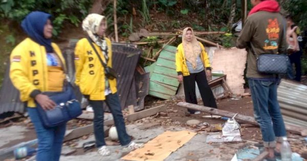 Kesatuan Perempuan Partai Golkar Sinjai Beri Bantuan Sembako Ke Korban Angin Puting Beliung