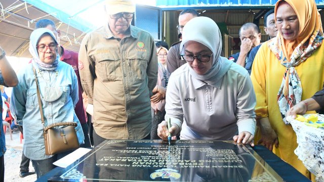 Bupati Luwu Utara, Indah Putri Indriani saat meresmikan lumbung pangan masyarakat di Desa Sidobinangun, Kecamatan Tanalili, Jumat (13/1/2023).