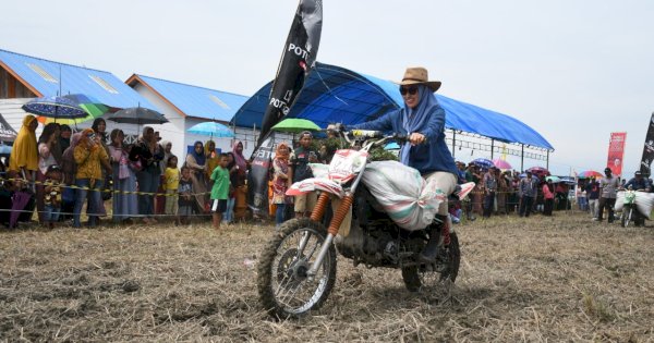 Kala Bupati Indah Coba Medan Balap Ojek Gabah di Pesta Panen: Susah Ternyata