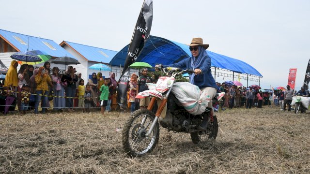 Kala Bupati Indah Coba Medan Balap Ojek Gabah di Pesta Panen: Susah Ternyata