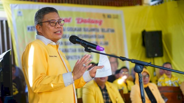 Ketua Golkar Sulsel, Taufan Pawe (TP) saat memberikan bantuan kepada korban bencana alam yang terjadi beberapa waktu lalu di Kecamatan Mallusetasi, Kabupaten Barru, Minggu, (15/1/2023).