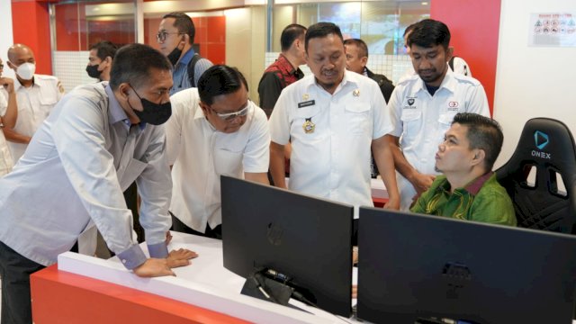 Jajaran Kepolisian Daerah Jawa Barat (Polda Jabar) melakukan studi banding di Command Center Pemerintah Kota (Pemkot) Makassar, Lantai 10 Balai Kota Makassar, Rabu (18/01/2023).