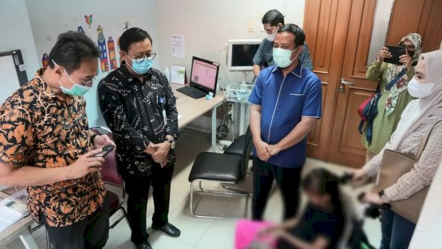 Gubernur Sulawesi Selatan, Andi Sudirman Sulaiman saat menjenguk 3 pasien asal Sulsel yang dirawat di Rumah Sakit Umum Pusat Nasional Dr Cipto Mangunkusumo (RSCM), Jakarta, Jum'at (20/1/2023). 