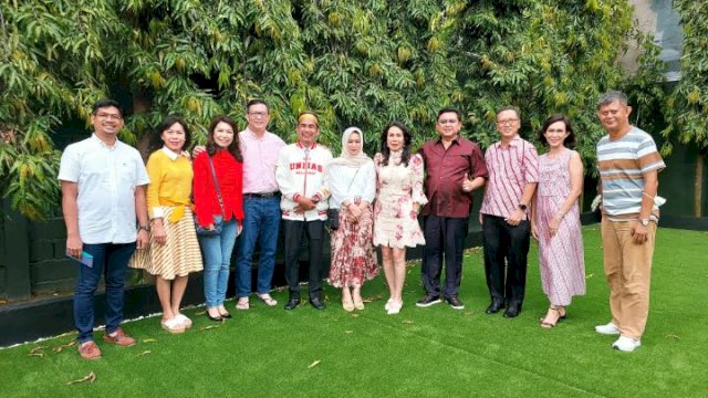 Ketua DPRD Makassar, Rudianto Lallo turut merayakan Hari Raya Imlek dengan mendatangai kediaman warga Tionghoa di Makassar, Minggu (22/1/2023). 