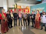 Musisi Konser ‘Semua Jadi Satu’ Disambut Tarian Adat Khas Makassar di Bandara Sultan Hasanuddin