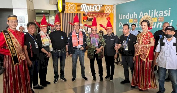 Musisi Konser ‘Semua Jadi Satu’ Disambut Tarian Adat Khas Makassar di Bandara Sultan Hasanuddin