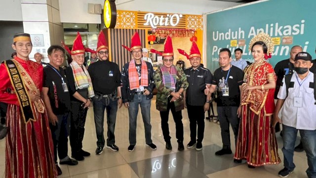 Musisi kawakan Fariz RM, Deddy Dhukun, dan Mus Mujiono yang bakal menggelar konser ‘Semua Jadi Satu’ di Makassar disambut Tari Paddupa, tarian adat khas Makassar, saat tiba di Bandara Sultan Hasanuddin, Makassar, Senin (23/1/2023).