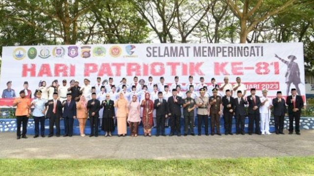 Penjagub Hamka Hendra Noer didampingi Ketua TPPKK Provinsi Gorontalo dan jajaran Forkopimda Gorontalo, berfoto bersama usai Upacara Peringatan 81 tahun Hari Patriotik 23 Januari 1942 bertempat di Halaman Kantor Bupati Bone Bolango, (23/1/2023).