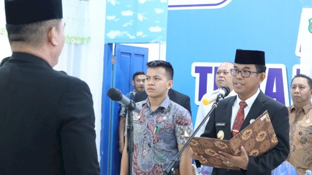 Sekda Takalar Dilantik jadi Dewan Pengawas Perumda Air Minum Tirta Panrannuangku oleh Pj Bupati Takalar, Setiawan Aswad disaksikan oleh Ketua DPRD Takalar Darwis Sijaya, Dandim 1426/Takalar, Perwakilan Polres Takalar, Kajari Takalar Salahuddin, Inspektur Inspektorat H. Yahe, dan Dirut Perumda Air Minum Tirta Panrannuangku Arianto, Kamis (26/1/2023).