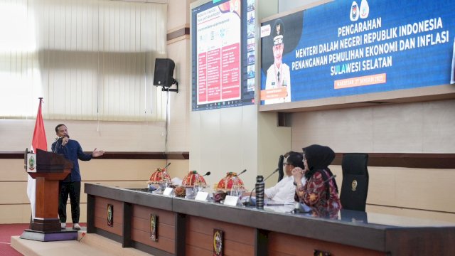 Gubernur Sulawesi Selatan Andi Sudirman Sulaiman, mengikuti pengarahan Menteri Dalam Negeri (Mendagri) Prof Drs Muhammad Tito Karnavian terkait penanganan pemulihan ekonomi dan inflasi di Kantor Gubernur Sulsel, Kota Makassar, Jumat (27/1/2023).