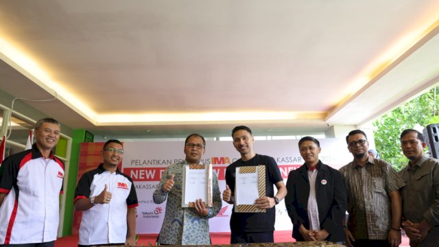 Wali Kota Makassar Moh Ramdhan Pomanto menandatangani kerja sama (MoU) dengan Indonesia Marketing Association (IMA) Chapter Makassar dalam branding Makassar Kota Makan Enak yang berlangsung di sela-sela acara Pelantikan dan Raker IMA Chapter Makassar Periode 2022-2024, di Hotel Maxone, Sabtu, (28/01/2023).