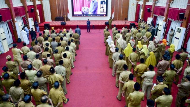 Gubernur Sulawesi-Selatan, Andi Sudirman Sulaiman, melantik sebanyak 23 orang Pejabat Eselon III (Administrator) dan sebanyak 207 orang Kepala Sekolah SMA, SMK dan SLB Negeri Lingkup Sulsel.