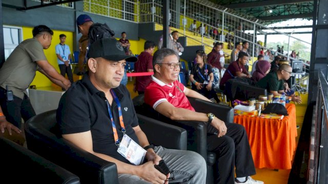 Wali Kota Parepare, Taufan Pawe (kiri) didampingi mantan CEO PT PSM, Munafri Arifuddin saat laga PSM Makassar menjamu Rans Nusantara di pekan 21 Liga 1 2022-2023, di Stadion Gelora BJ Habibie, Parepare, Senin (30/1/2023). 