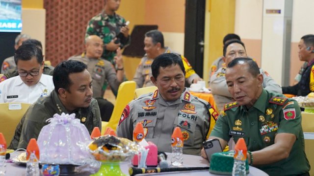 Gubernur Sulawesi - Selatan, Andi Sudirman Sulaiman bersama jajaran Forkopimda Sulsel melaporkan perkembangan Situasi Kamtibmas Malam pergantian tahun secara virtual kepada Kapolri dan Panglima TNI di Aula M. Oddang Mapolrestabes Kota Makassar, pada Sabtu (31/12/2022).