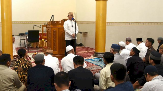 Penjagub Gorontalo Hamka Hendra Noer, memberikan sambutan pada salat subuh berjamaah di Masjid Al-Irsyad Al-Islamiyah, Kota Gorontalo, Minggu (1/1/2023).