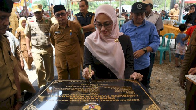 Bupati Luwu Utara meresmikan penyediaan infrastruktur lumbung pangan masyarakat gapoktan laba jaya di Desa Laba Kecamatan Masamba, pada Senin (2/1/2023).