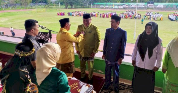 Penjagub Hamka Serahkan Satya Lencana kepada ASN Kemenag Gorontalo