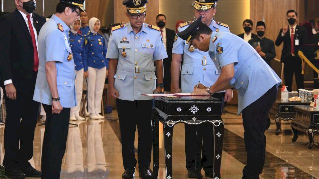 Menteri Hukum dan Hak Asasi Manusia (Menkumham) Yasonna H. Laoly melantik Silmy Karim menjadi Direktur Jenderal (Dirjen) Imigrasi di Kantor Kementerian Hukum dan HAM (Kemenkumham), Jakarta, Rabu (4/1/2023).