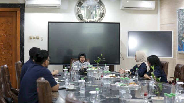 Kepala Bidang Kepesertaan Program Khusus BPJS Ketenagakerjaan Makassar, Widi Astri Apriliania, saat melakukan audiensi bersama timnya di kediaman Wali Kota Makassar, Rabu (4/1/2023).