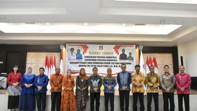 Penjabat Gubernur didampingi Ketua TPKK Provinsi Gorontalo dan Danrem 133 NWB yang baru juga didampingi istri dan unsur Forkopimda Gorontalo, pada malam ramah tamah, Selasa (3/1/2022).