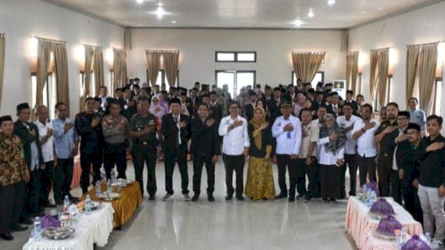  Wakil Bupati Luwu Utara, Suaib Mansur, saat pelantikan Panitia Pemilihan Kecamatan (PPK) Se-Kabupaten Luwu Utara yang digelar Komisi Pemilihan Umum (KPU) Kabupaten Luwu Utara, Rabu (4/1/2023), di Aula Hotel Remaja, Masamba.