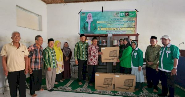 Harlah PPP ke-50, Andi Etti Serahkan Bantuan Komputer ke Muhammadiyah Soppeng