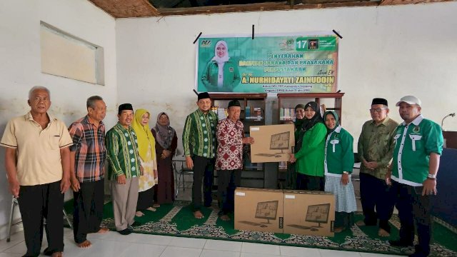 Harlah PPP ke-50, Andi Etti Serahkan Bantuan Komputer ke Muhammadiyah Soppeng