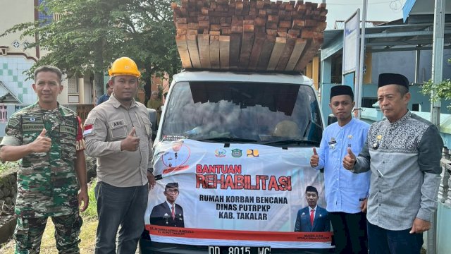 Bantuan Gubernur Sulsel, Andi Sudirman Sulaiman kepada korban angin kencang di Takalar, Sulsel.