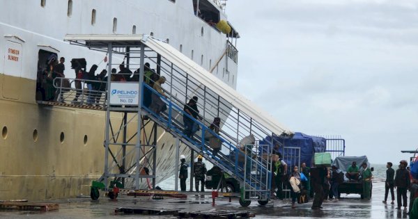 Cuaca Ekstrem, Penumpang Kapal Pelabuhan Makassar Diimbau Selalu Siaga &#038; Waspada