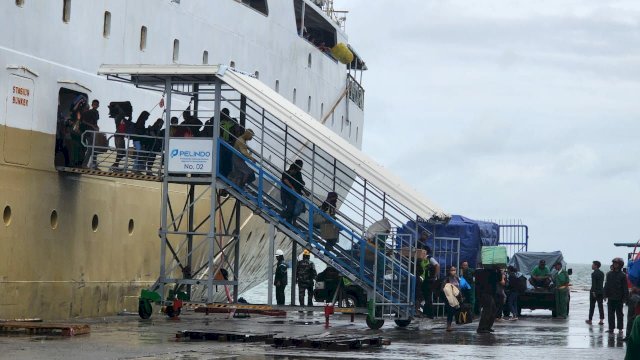 Cuaca Ekstrem, Penumpang Kapal Pelabuhan Makassar Diimbau Selalu Siaga &#038; Waspada