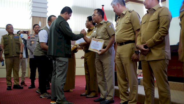 Pemerintah Kota Makassar menerima bantuan Dana Siap Pakai (DSP) dari Badan Nasional Penanggulangan Bencana (BNPB), Senin (9/1/2023).