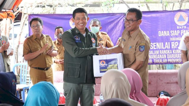 Bencana abrasi dan angin puting beliung yang merusak ratusan rumah warga di Takalar, menjadi perhatian kepala Badan Nasional Penanggulangan Bencana (BNPB) Letjen TNI Suharyanto yang berkunjung di Desa Aeng Batu-Batu, Kecamatan Galesong, Senin (9/1/2023).