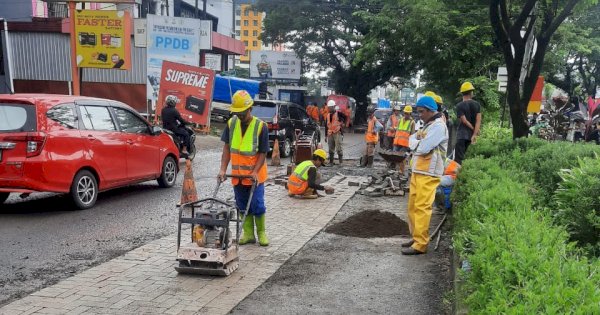 Dinas PUTR Sulsel Tambal Jalan Hertasning Yang Alami Lubang 