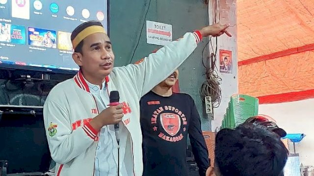 Ketua DPRD Makassar, Rudianto Lallo menemui Komunitas Ikatan Suporter Makassar yang sementara menonton bareng BRI Liga 1 antara tim kesayangan PSM Makassar vs Barito Putra di Warkop 460 Jalan Cakalang, Kecamatan Ujung Tanah Kota Makassar.