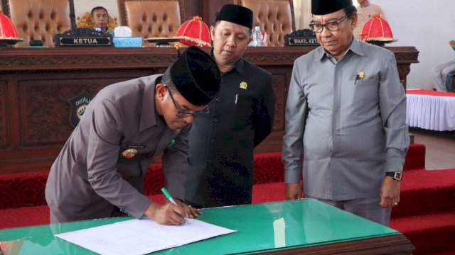 Rapat paripurna DPRD Takalar terkait Ranperda tentang Kepemudaan, Ranperda tentang pencegahan dan peningkatan kualitas perumahan kumuh dan pemukiman kumuh, Ranperda tentang perangkat desa dan Ranperda tentang pengelolaan sampah berlangsung di Ruang Rapat Paripurna DPRD Takalar, pada Jumat (13/1/2023).