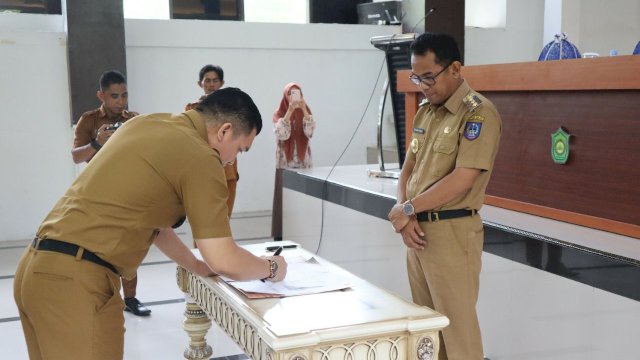 Seluruh Organisasi Perangkat Daerah (OPD) dan camat di Kabupaten Takalar meneken Pakta Integritas dan Perjanjian Kinerja tahun 2023 dihadapan Penjabat Bupati Takalar, Setiawan Aswad, pada Senin (16/1/2023).