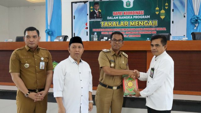 Guna penguatan pemahaman dan pengetahuan terhadap Al-Quran dan mewujudkan Takalar mengaji, Penjabat Bupati Takalar Setiawan Aswad mengumpulkan para imam desa, tokoh agama dan pengurus organisasi keagamaan di Baruga I Manindori, Kantor Bupati Takalar, Senin (16/1/2023).