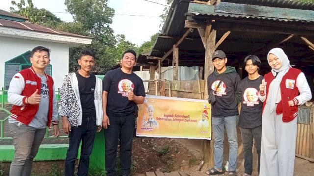 Sukarelawan Ganjar Milenial Center (GMC) Sulawesi Selatan (Sulsel) menggelar kelas kecantikan atau beauty class di Tompobulu, Kabupaten Maros, Sulsel, Kamis (19/1/2023).